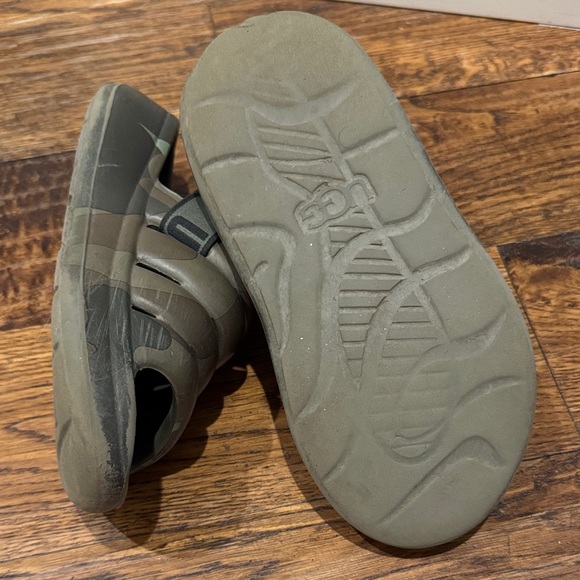 UGG Kids Green and Brown Camo Slippers (size 1) with removable straps - Picture 8 of 10